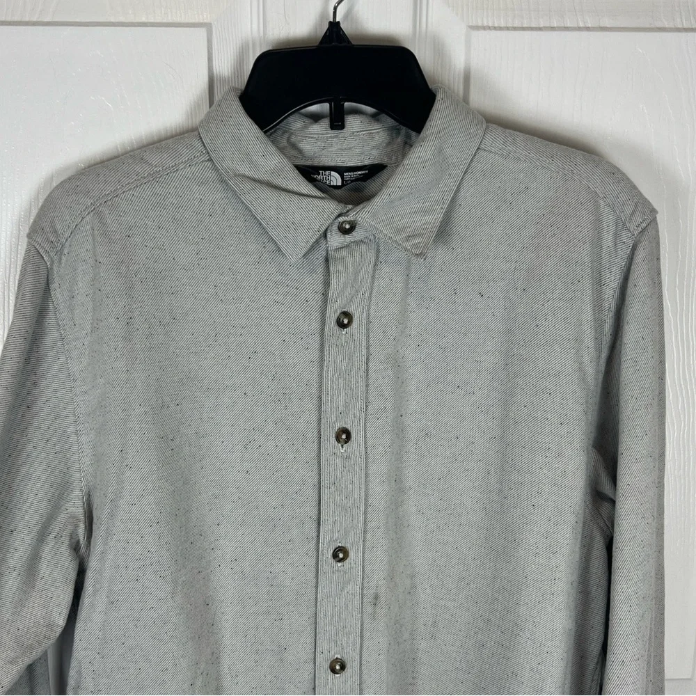 The North Face men’s light cream gray with speckles long sleeve cotton top Lg
